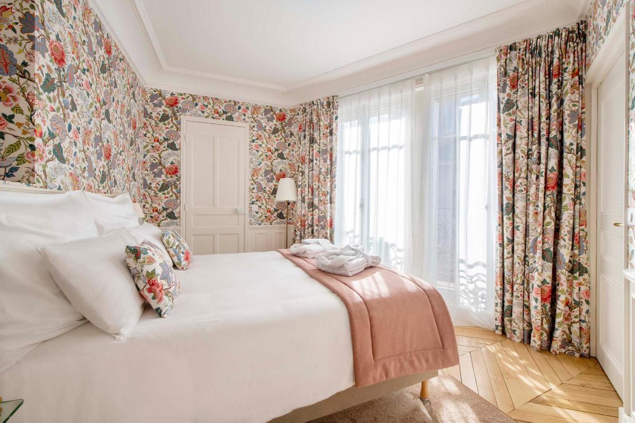 Deluxe One-Bedroom Apartment